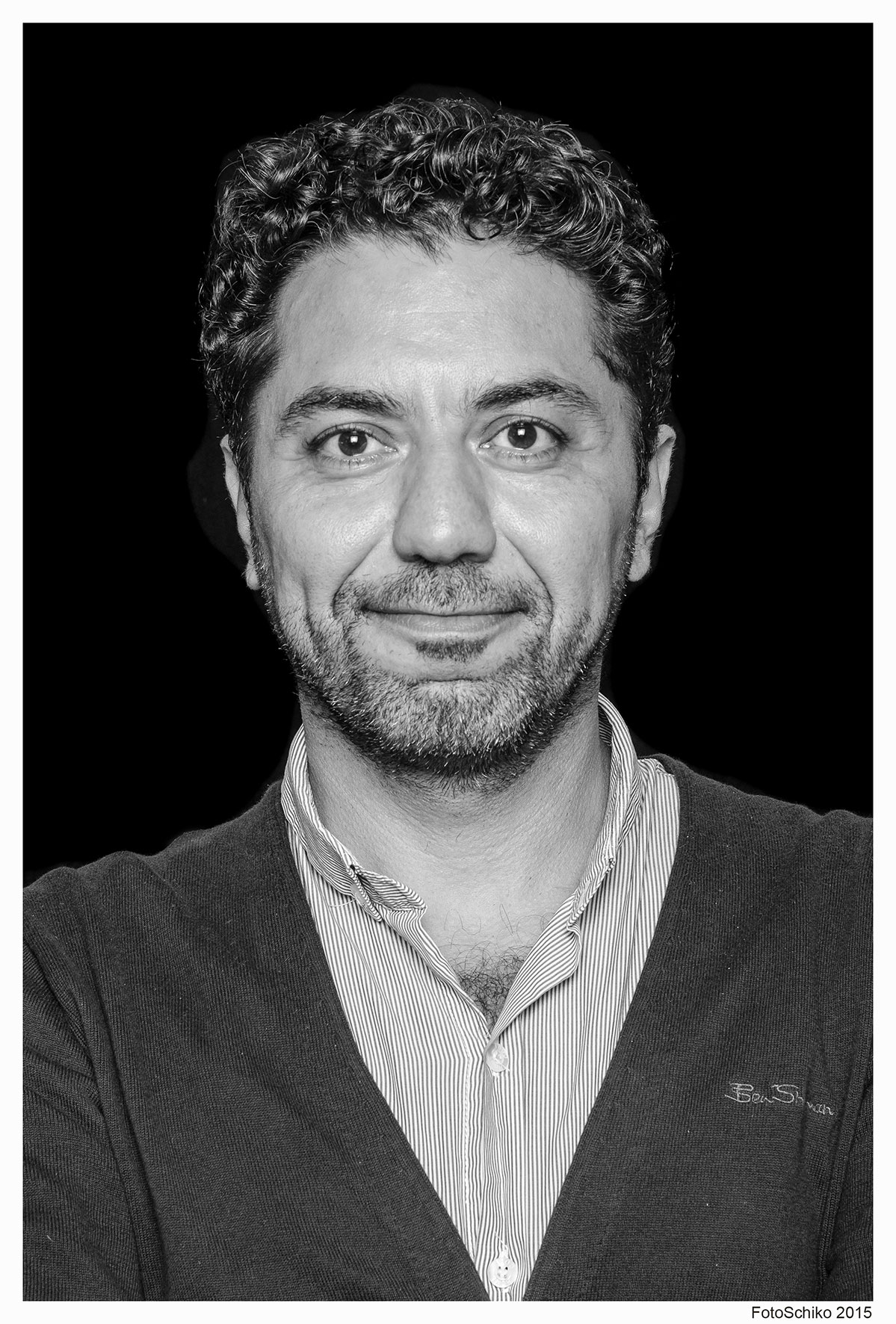 Hamed Shahi steht vor einem schwarzen Hintergrund und sieht freundlich und doirekt in die Kamera. Das Foto ist schwarz/weiß